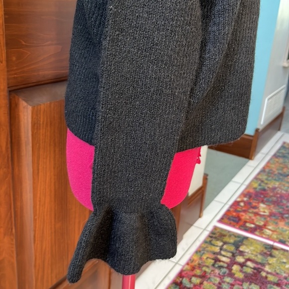 Vero Moda  NWT  Simone V-neck Ruffle Blouse   Long sleeve. Bell at ends  Size XS - Picture 7 of 11